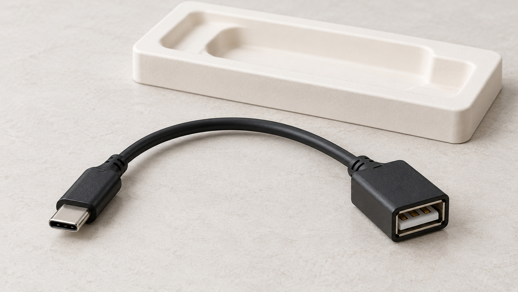 كابل محول USB عام مع طرفي الموصل مرئيان على سطح فحص محايد